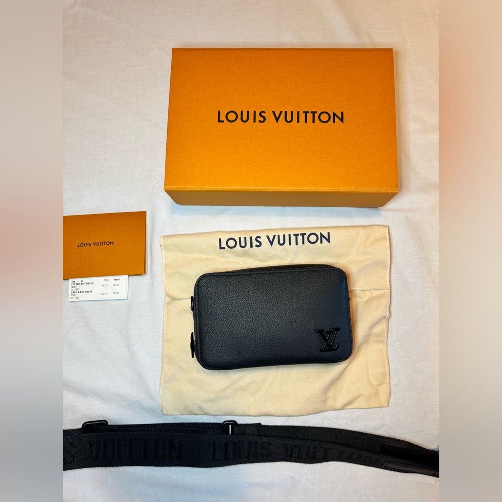 LOUIS VUITTON Men’s Alpha Wearable Wallet